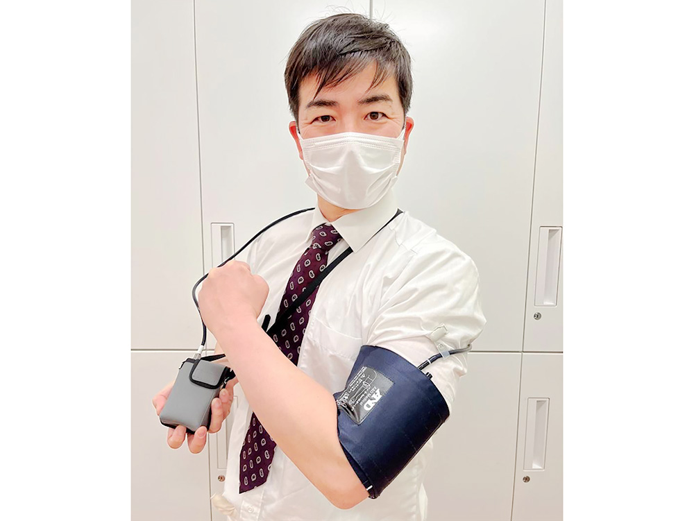 時間血圧測定装置を取り付けた院長